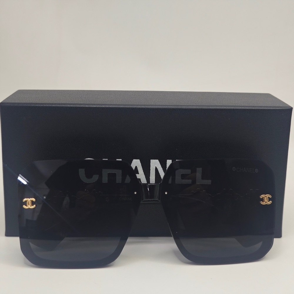 CHANEL Elegant Black Sunglasses with Gold Accents - Picture 5 of 6